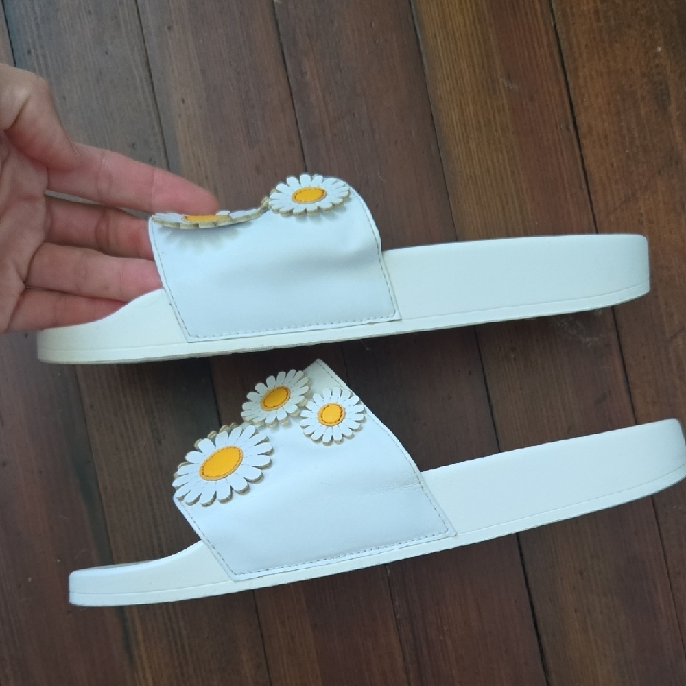 Katy Perry Collections White and Yellow Daisy Sandals - Picture 5 of 6